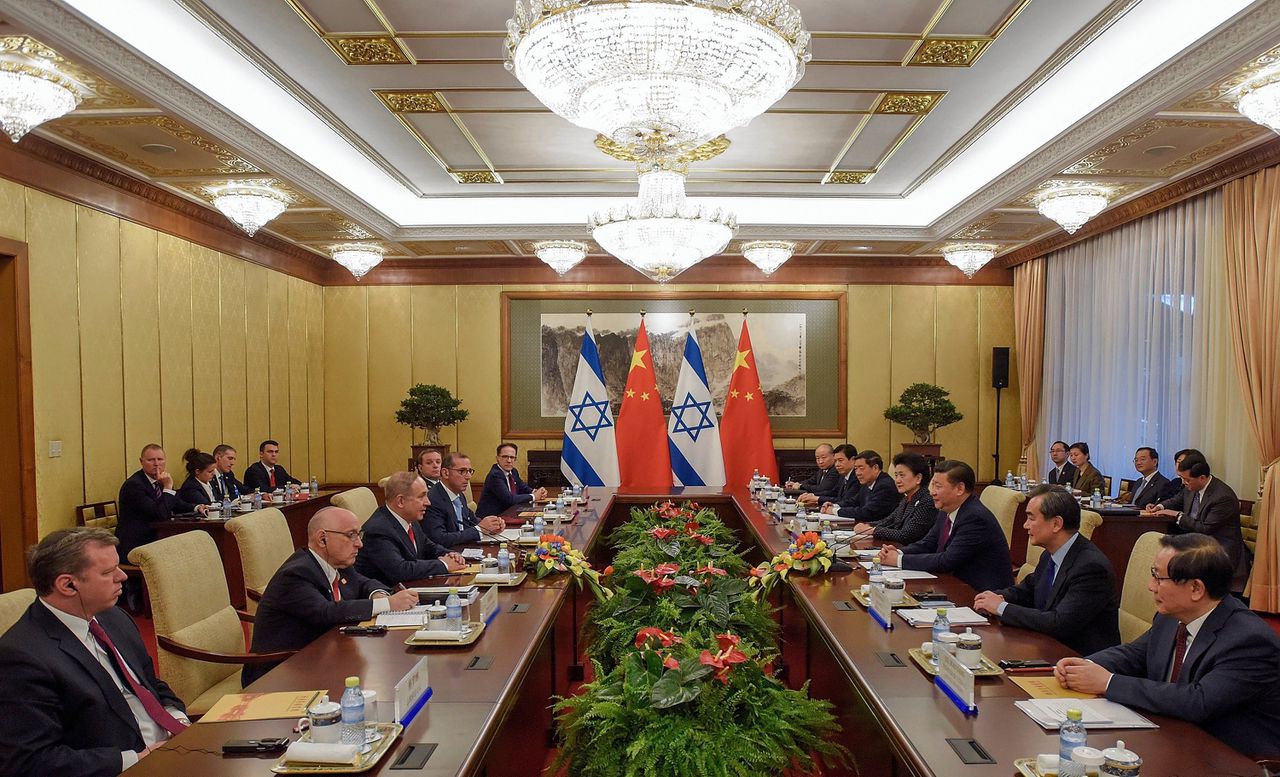 De Chinese president Xi Jinping (derde rechts) en de Israëlische premier Benjamin Netanyahu (derde links) tijdens een overleg in Beijing in 2017.