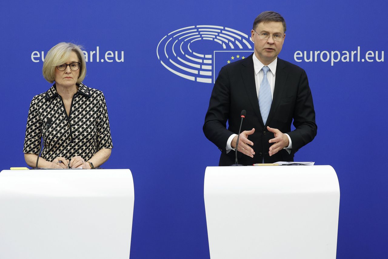 Twee commissarissen van de EU, Mairead McGuinness (l) en Valdis Dombrovskis (r) presenteerden dinsdag in Strasbourg hervormingsvoorstellen voor de bankensector.