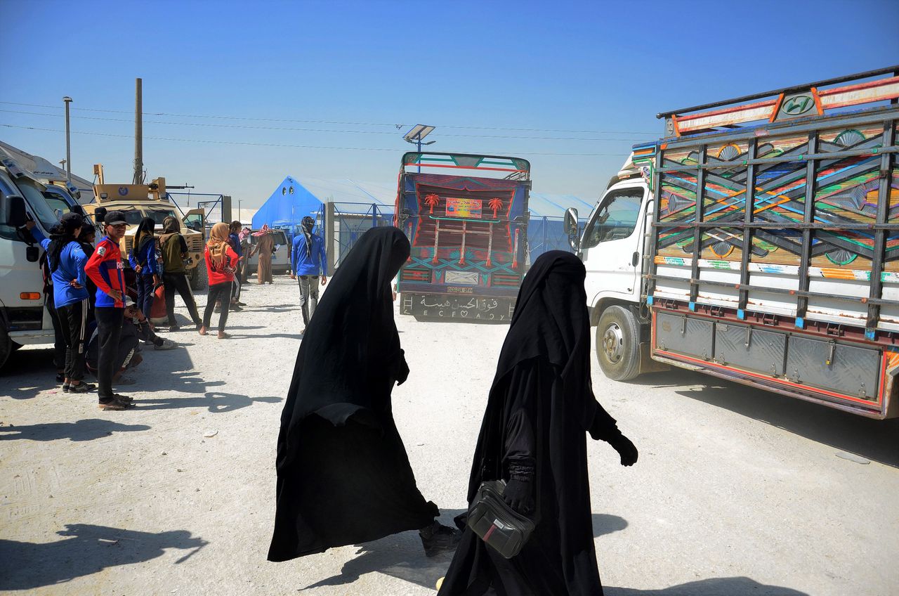 Vrouwen van IS-strijders in een vluchtelingenkamp in Syrië. De personen op de foto zijn niet de vrouwen die terecht stonden in Nederland.