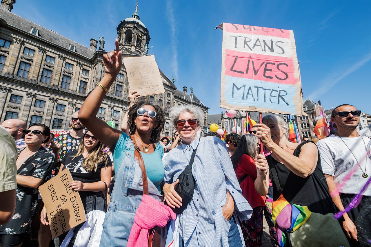 Op de Pridewalk in Amsterdam wordt juist voor trans-rechten gedemonstreerd.