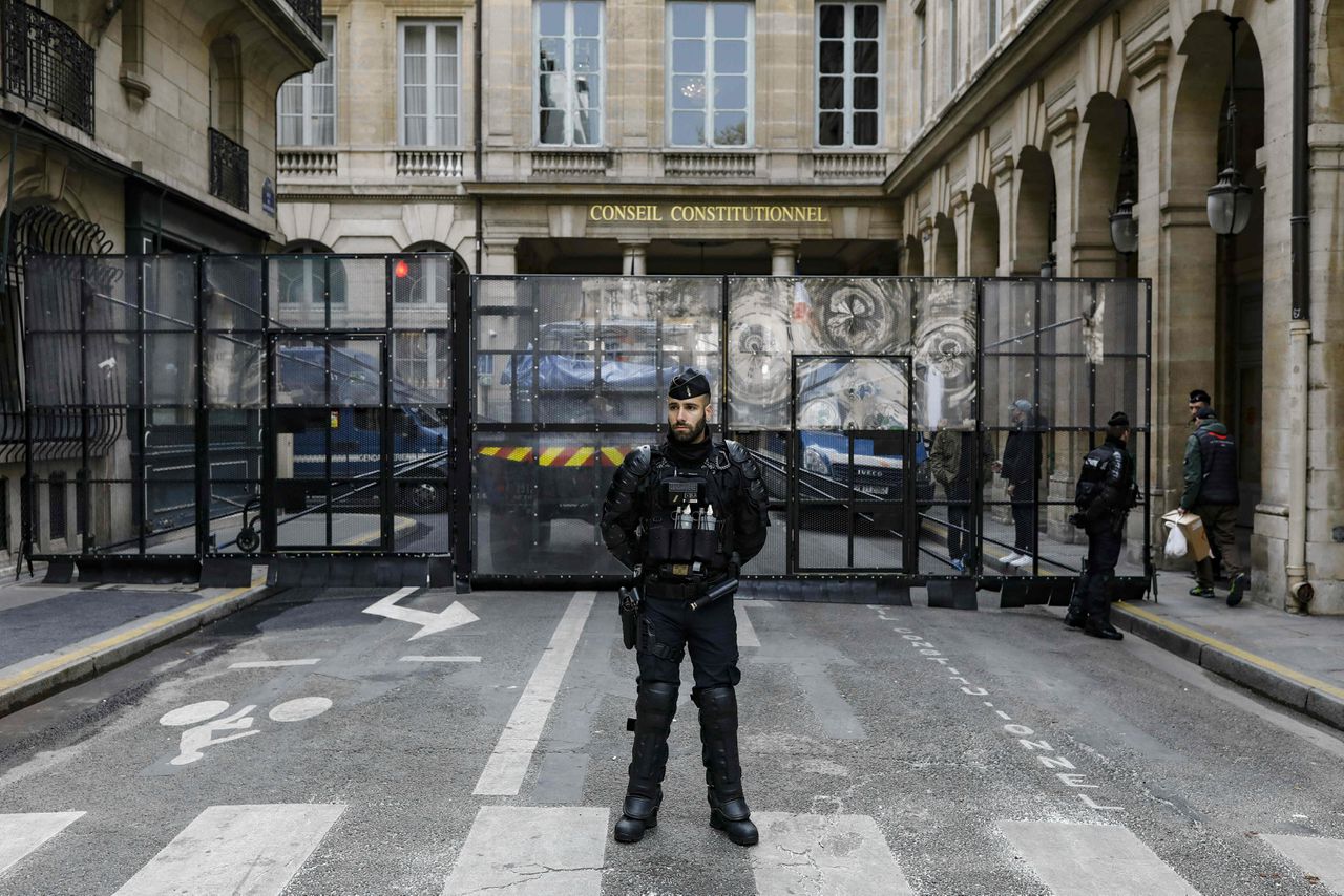 Een Franse agent houdt de wacht voor het Conseil constitutionnel in Parijs.