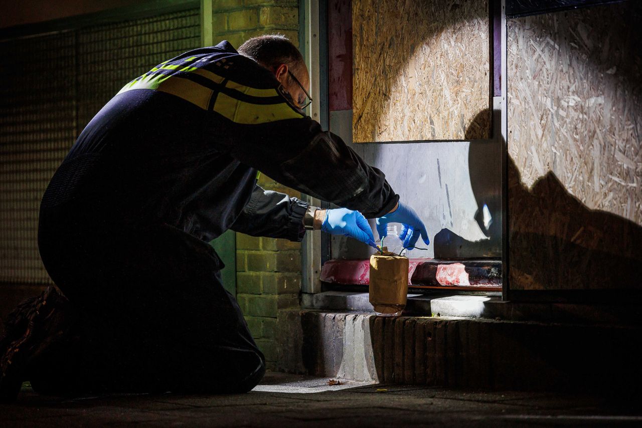 Onderzoek van de politie in de Rotterdamse Van Speykstraat waar afgelopen week een brandbom in een portiek werd gevonden.