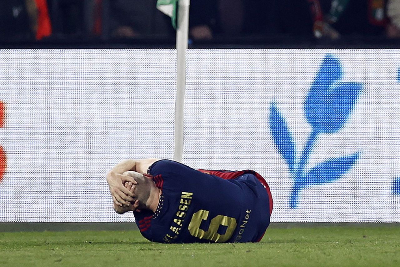 Davy Klaassen van Ajax werd geraakt door een aansteker die uit het publiek in De Kuip op het veld werd gegooid.