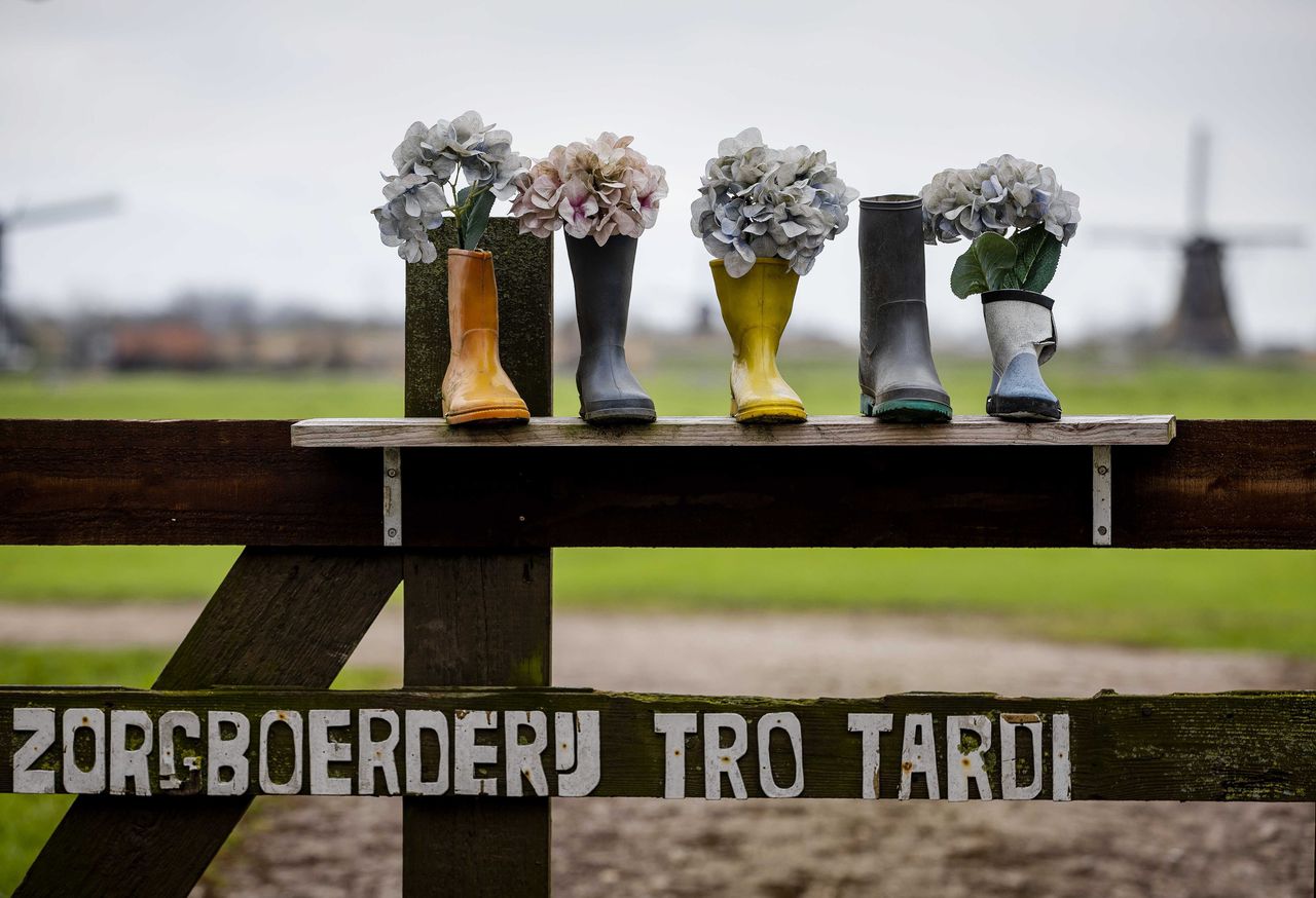 Het toegangshek van zorgboerderij Tro Tardi in Alblasserdam waar op 6 mei 2022 de dodelijke schietpartijen plaatsvonden.