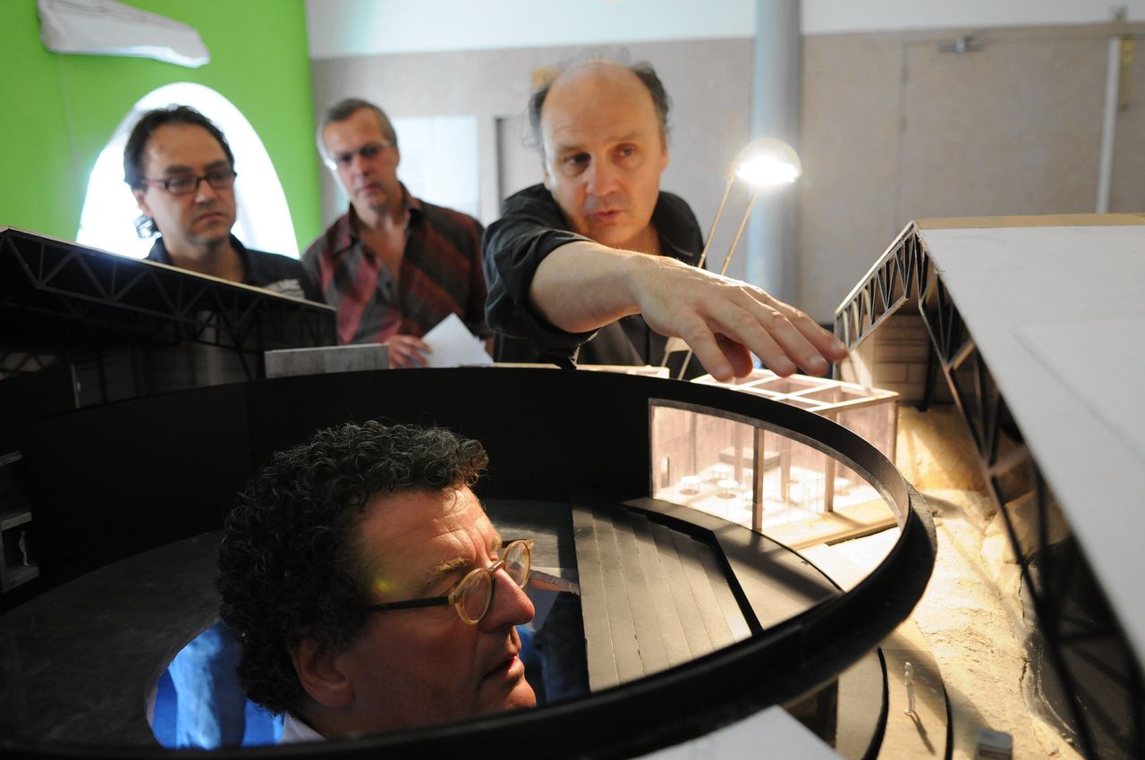 Edwin de Vries, scriptschrijver van ‘Soldaat van Oranje’, bekijkt het musicaldecor. Links achter producent Fred Boot, rechts regisseur Theu Boermans.