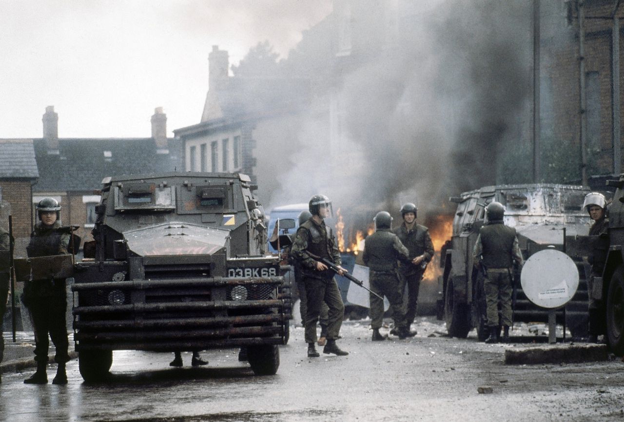 Britse troepen bij een brandende barricade in Belfast, in 1979.