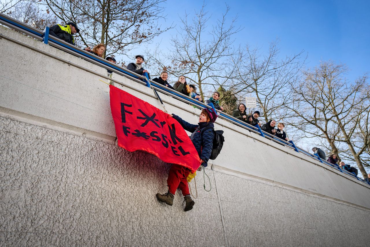 Demonstranten van Extinction Rebellion bezetten vorige maand de A12 in Den Haag om aandacht te vragen voor het klimaat.