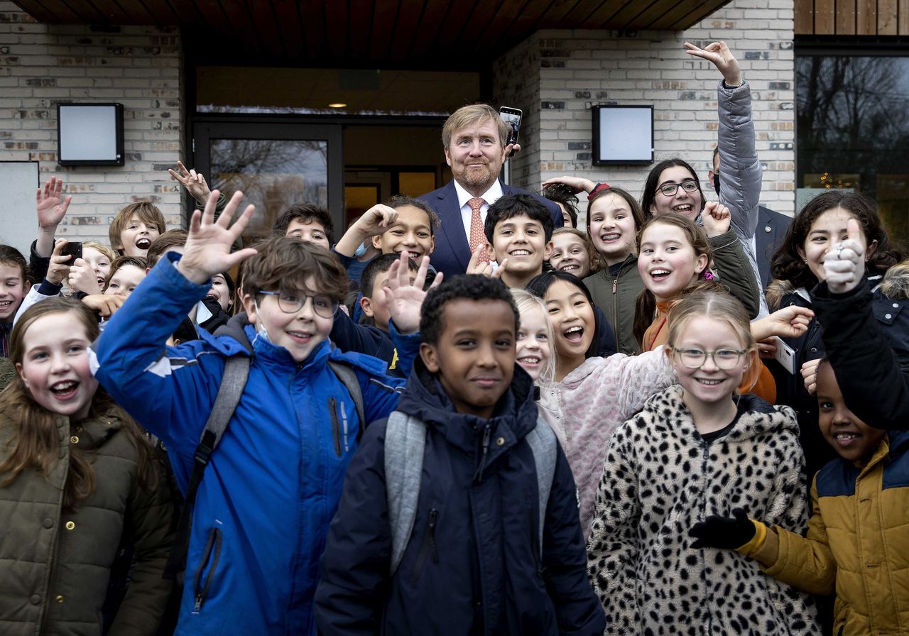 Koning Willem-Alexander bezoekt een Integraal Kind Centrum in Aalsmeer.