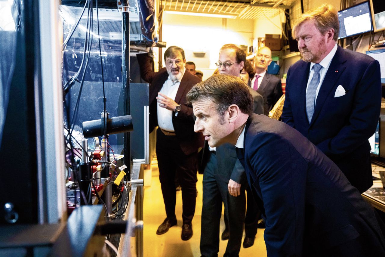 Emmanuel Macron en koning Willem-Alexander in het Quantum Gases & Quantum Information Lab van de Universiteit van Amsterdam.