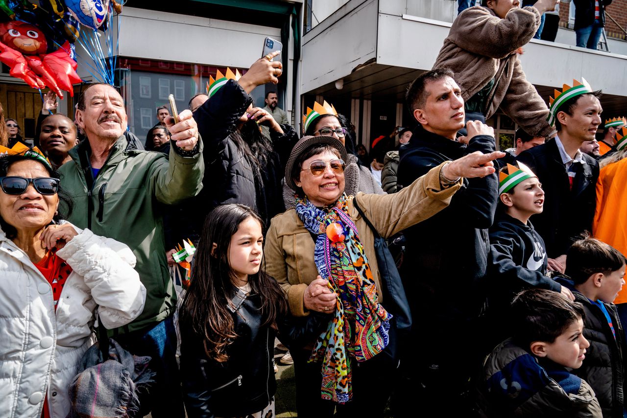 Publiek langs de wandelroute van de koninklijke familie in Rotterdam.