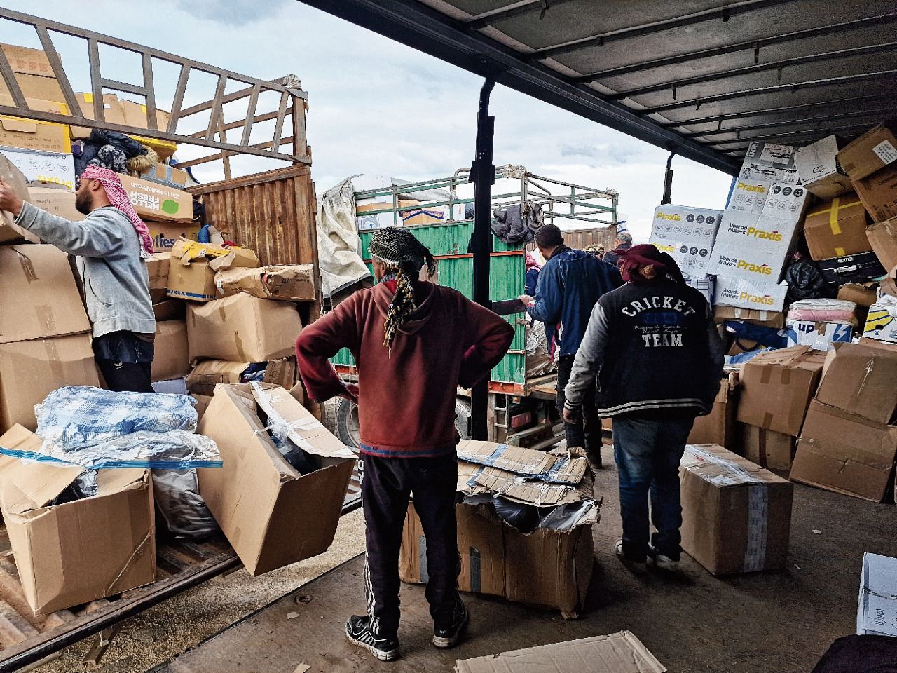 Vrijwilligers van de Stichting Help Syrie helpen bij het sorteren in Deventer van goederen voor het transport naar Syrië.