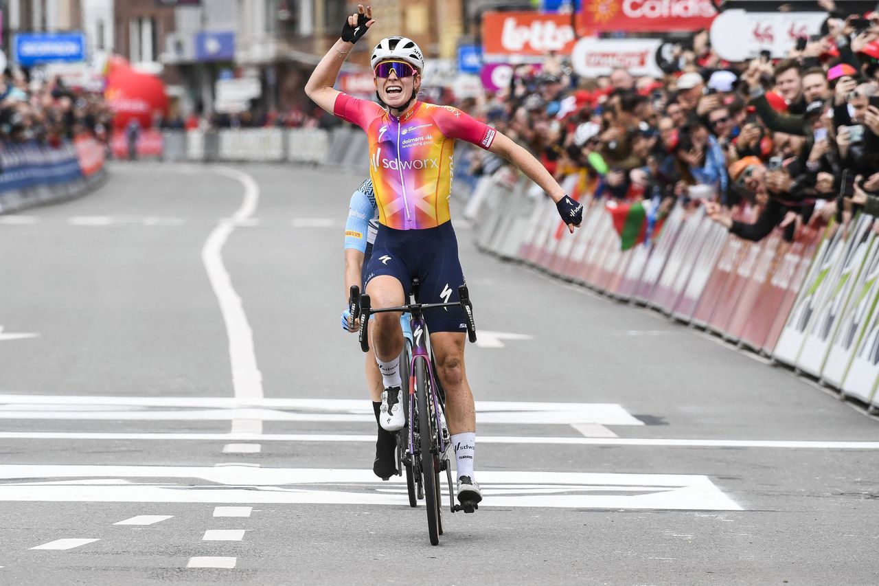 Demi Vollerin verslaat Elisa Longo Borghini in de finale van Luik-Bastenaken-Luik.