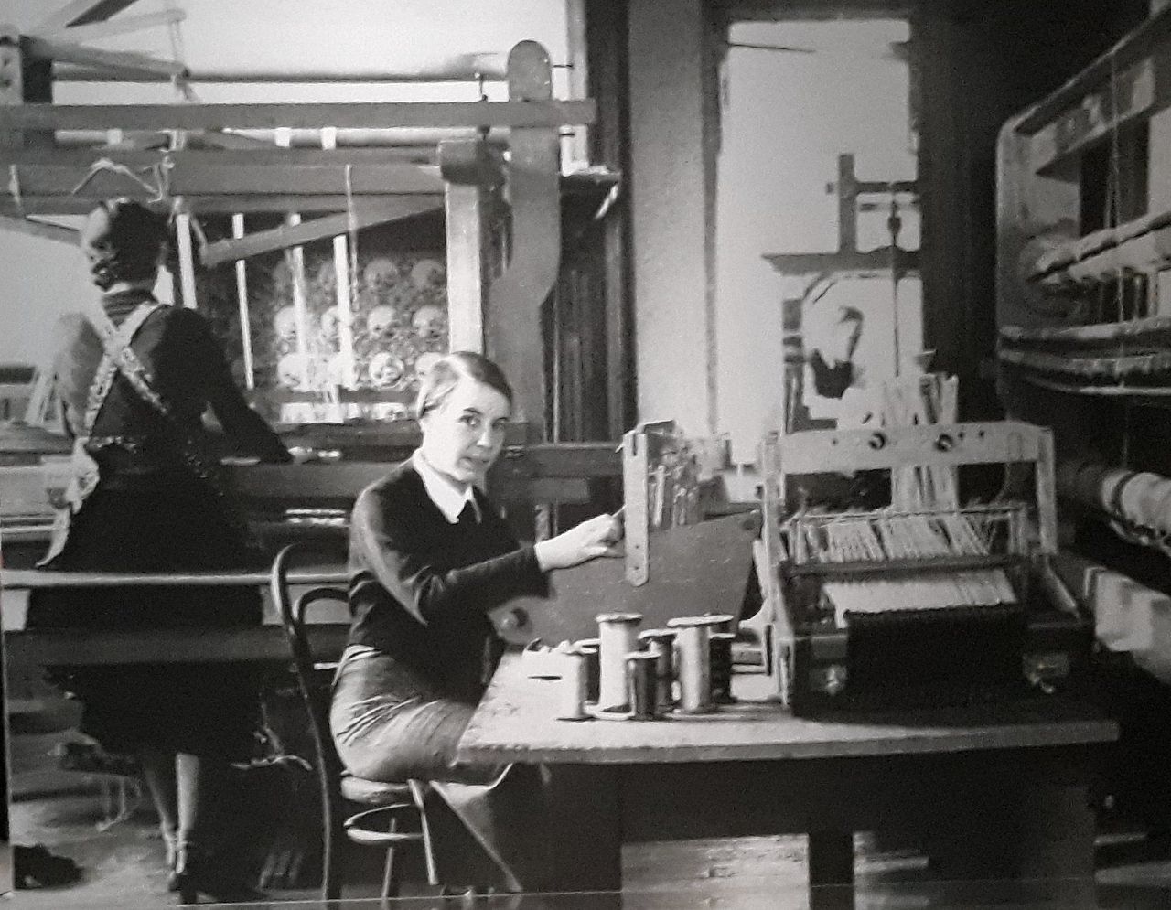 Kitty van der Mijll Dekker en Hermann Fischer in het atelier in Nunspeet.