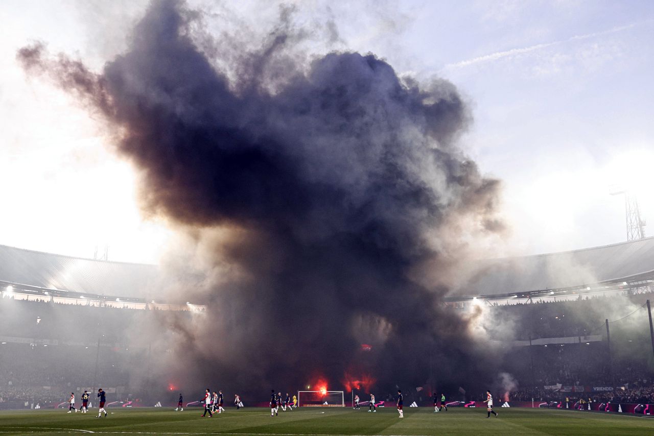 De halve finale van de KNVB-beker tussen Feyenoord en Ajax werd woensdag even stilgelegd vanwege zwaar vuurwerk.