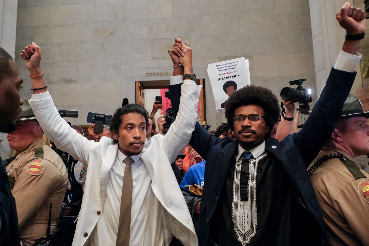 Justin Jones (l) en Justin Pearson zijn geschorst vanwege hun aandeel tijdens een demonstratie.