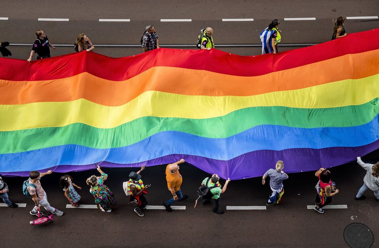 Deelnemers aan de Pride Walk in Amsterdam vorig jaar, toen Pride vanwege corona wederom in sombere vorm gevierd werd.