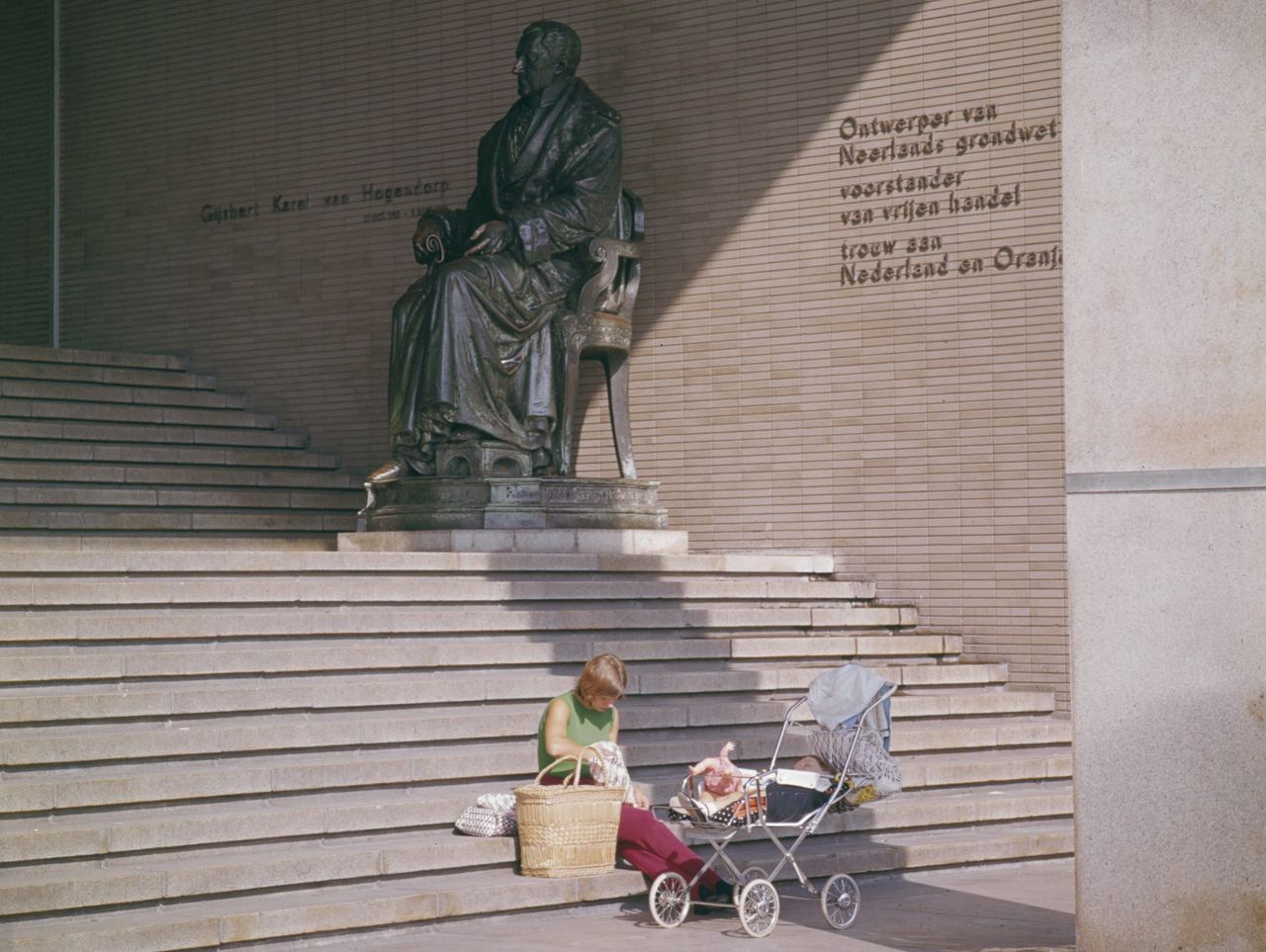 Standbeeld van Gijsbert Karel van Hogendorp (1762-1834), een van de ontwerpers van de grondwet van 1814, aan de Coolsingel in Rotterdam.