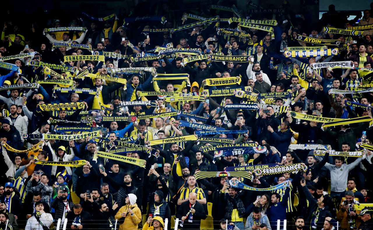 Fans van de Turkse voetbalclub Fenerbahçe, die in september 2020 per ongeluk 8 ton overmaakte op de bankrekening van een Doetinchemse autodealer.