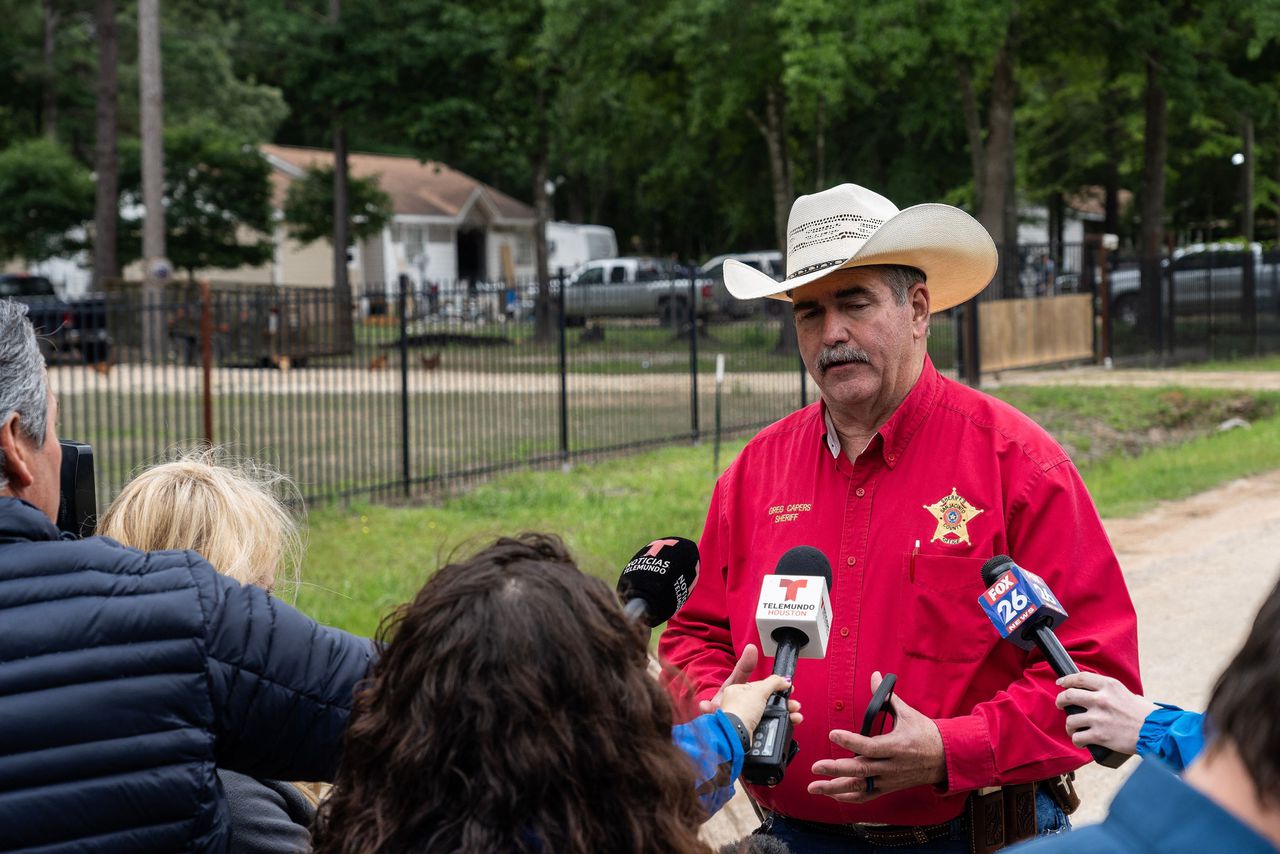 Sheriff Greg Capers spreekt zaterdag in Cleveland, Texas, de media toe bij de plek waar die dag vijf mensen, onder wie een achtjarige, zijn doodgeschoten door een buurman.