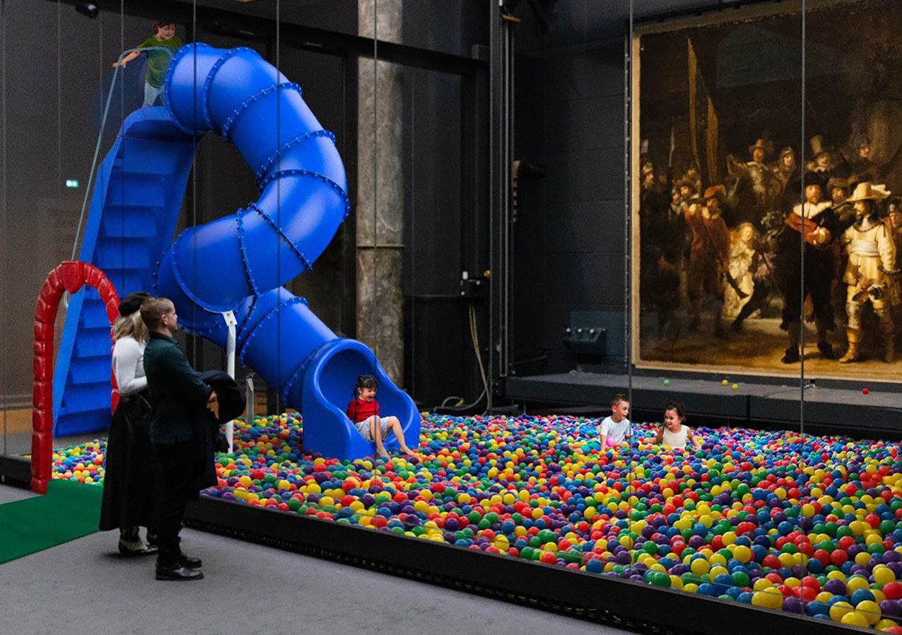 Het Rijksmuseum verspreidde deze foto waarop De Nachtwacht het beste vanuit de ballenbak te zien zou zijn.