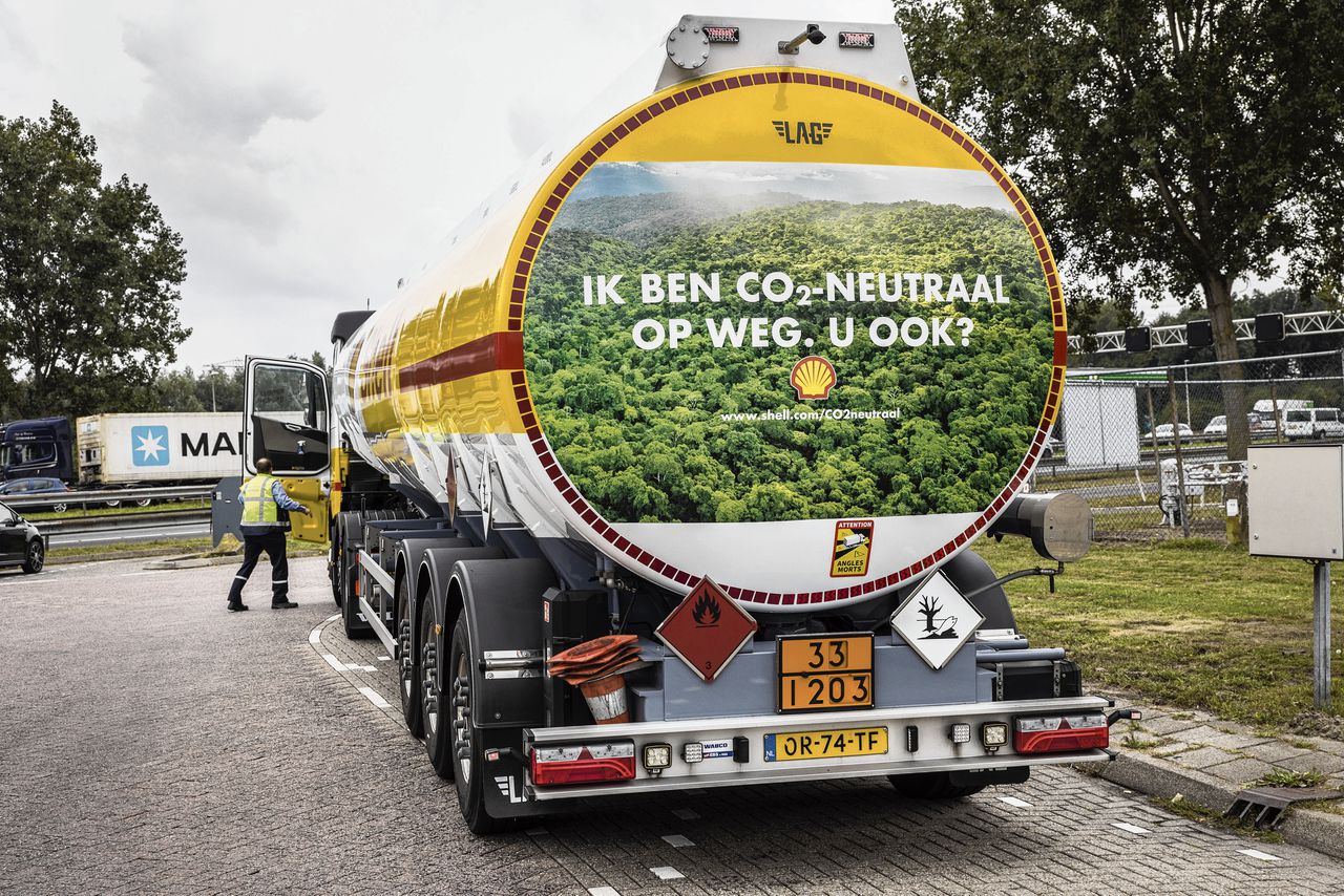 Een Shell tankstation bij Gouda met een kooldioxideneutrale tankwagen van Shell. Volgens Europese normen was de omzet van Shell vorig jaar voor 0,2 procent duurzaam.