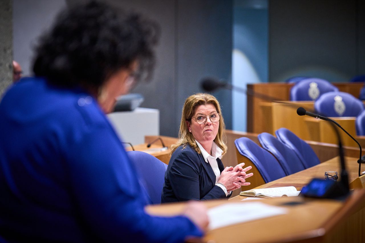 Caroline van der Plas (BBB) tijdens het debat met minister Christianne van der Wal (VVD, Natuur en Stikstof) over het geld dat het kabinet heeft gereserveerd voor de aanpak van de stikstofcrisis.