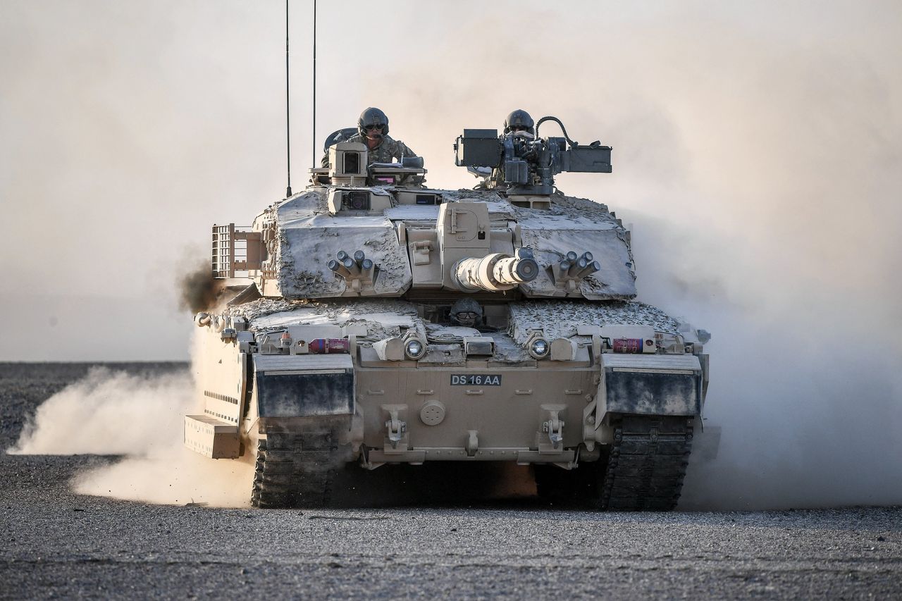 Een Britse Challenger 2 Tank op manoeuvres in de woestijn van Oman desert, eind maart.