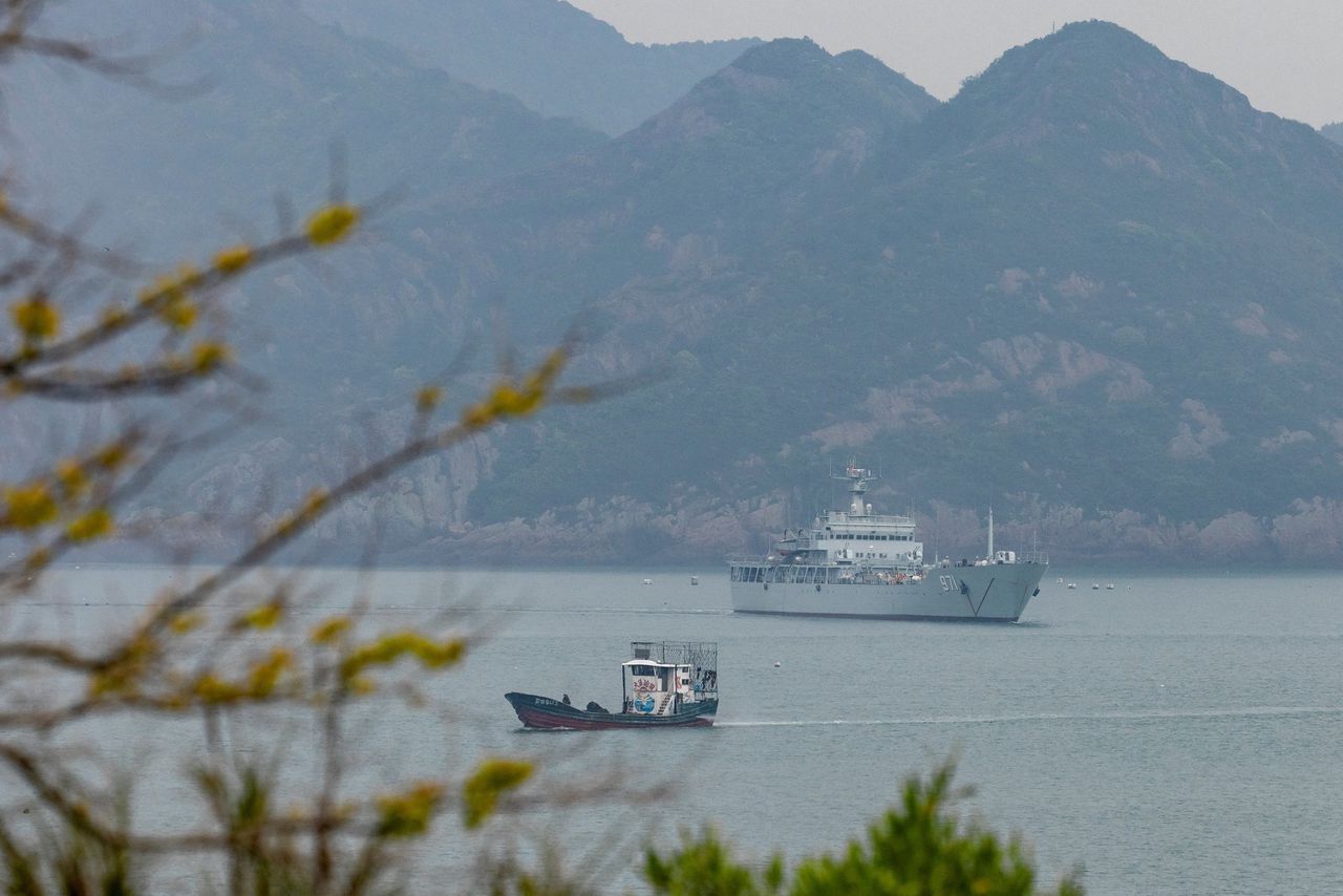 Een Chinees marineschip bij een grote militaire oefening op 11 april 2023 nabij de Matsu-archipel in de Straat van Taiwan