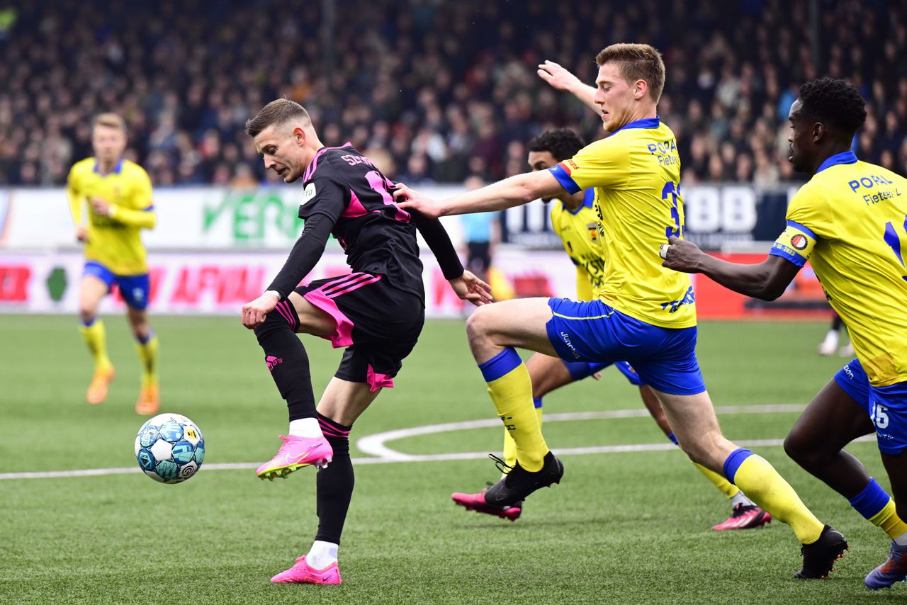 Sebastian Szymanski (links) tegen SC Cambuur aan de bal voor Feyenoord, dat bij een landstitel nu nog als enige Nederlandse club is verzekerd van de Champions League.