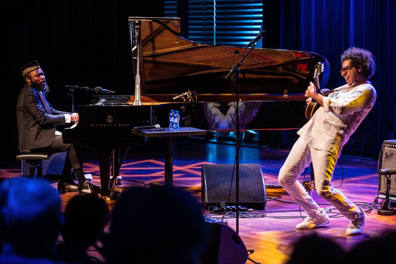 Nduduzo Makhathini en Hamilton de Holanda tijdens hun optreden in het Bimhuis.