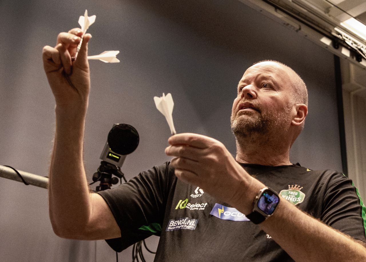 Profdarter Raymond van Barneveld test een nieuwe dartpijl, ontwikkeld aan de TU Delft.