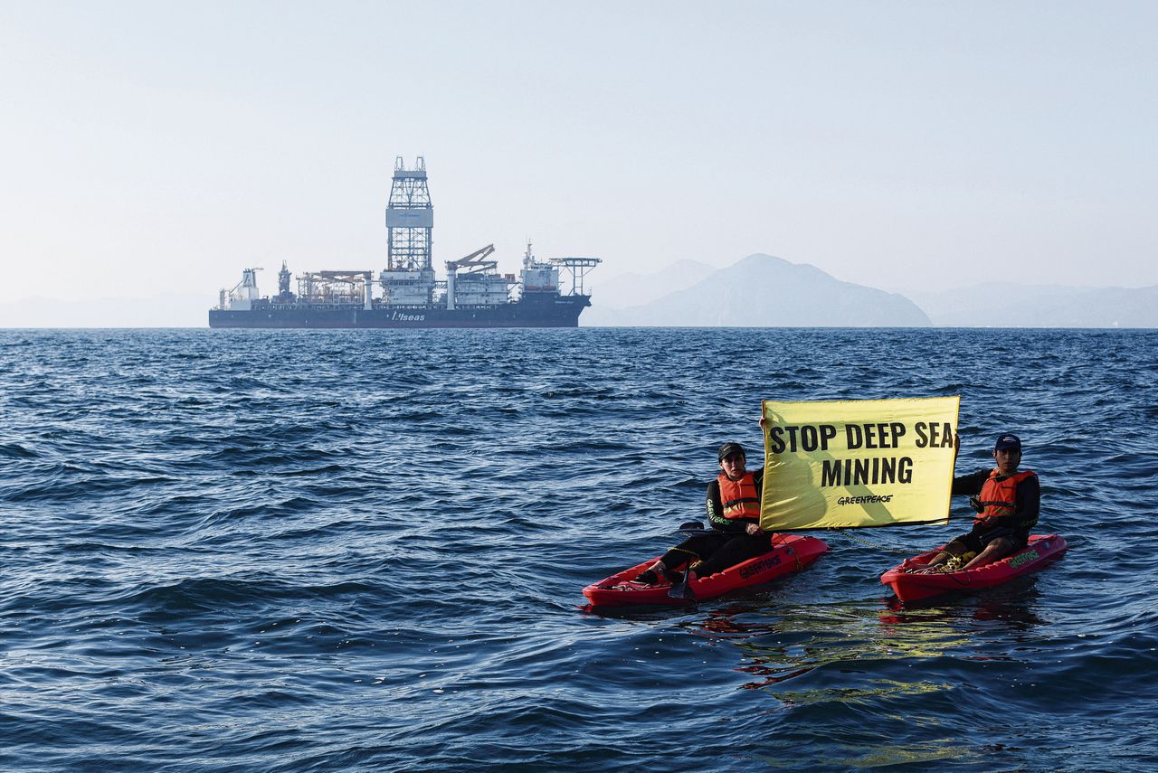 Greenpeace-activisten voor de Mexicaanse kust demonstreren tegen diepzeemijnbouw.