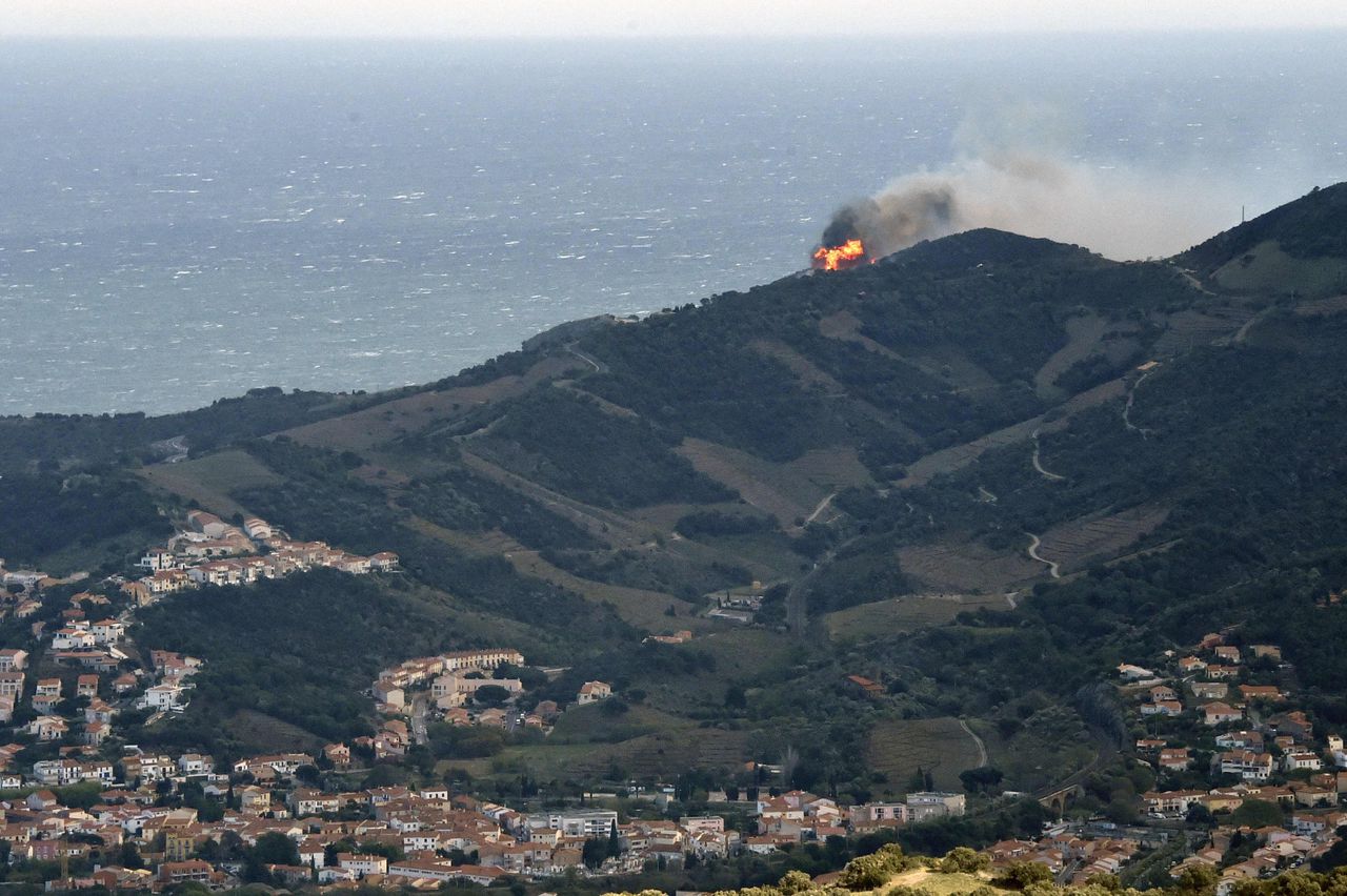 De brand brak in de ochtend uit tussen de plaatsen Cerbère en Banyuls-sur-Mer, een gebied dat al langer kampt met ernstige droogte.