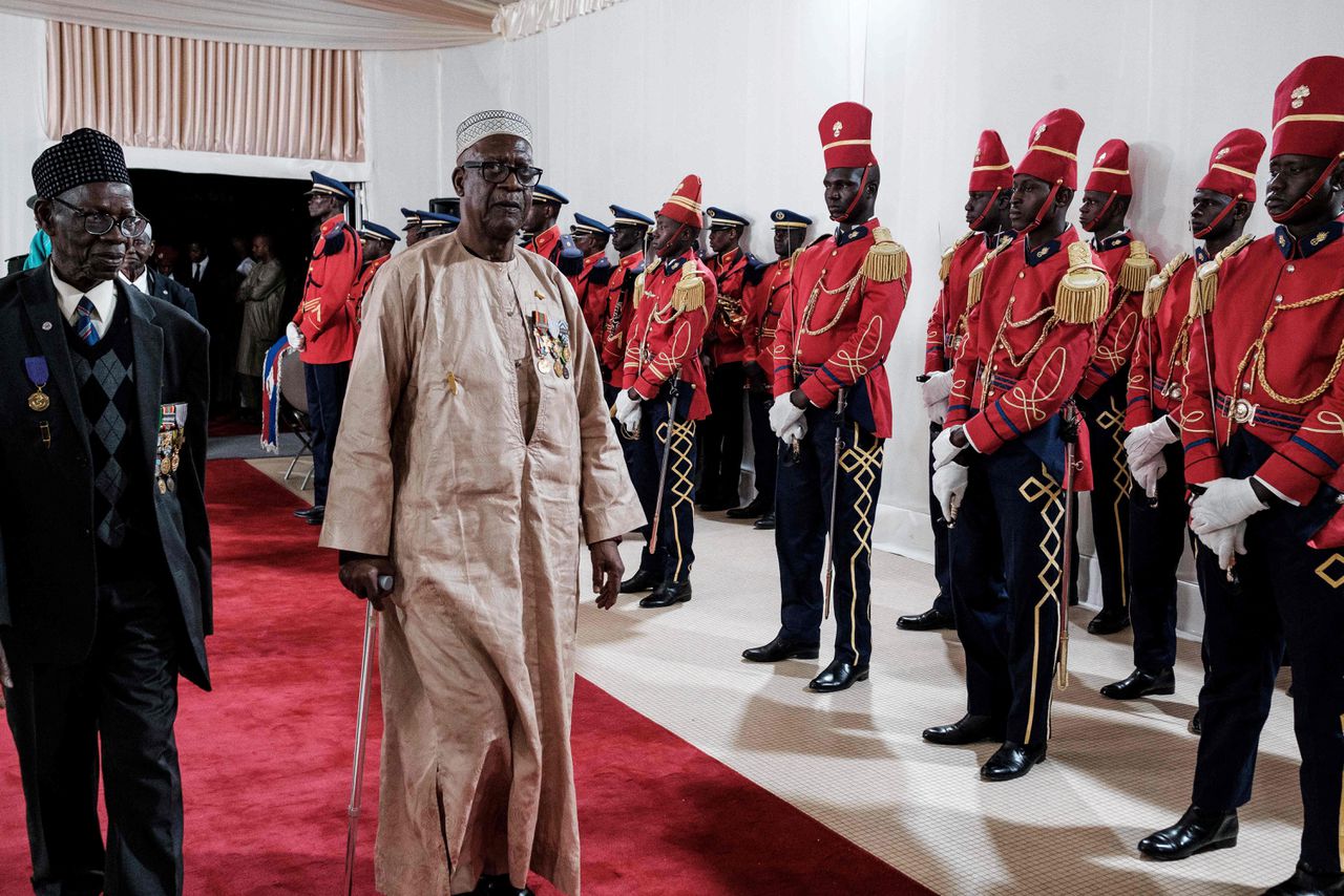 Senegalese veteranen die in het Franse leger dienden komen vrijdag aan in het presidentiële paleis in Dakar, waar president Macky Sall hun een medaille zal uitreiken. Ze kunnen permanent in Senegal blijven zonder hun Franse AOW-uitkering te verliezen, nu de Franse regering de voorwaarden voor die uitkering heeft versoepeld.