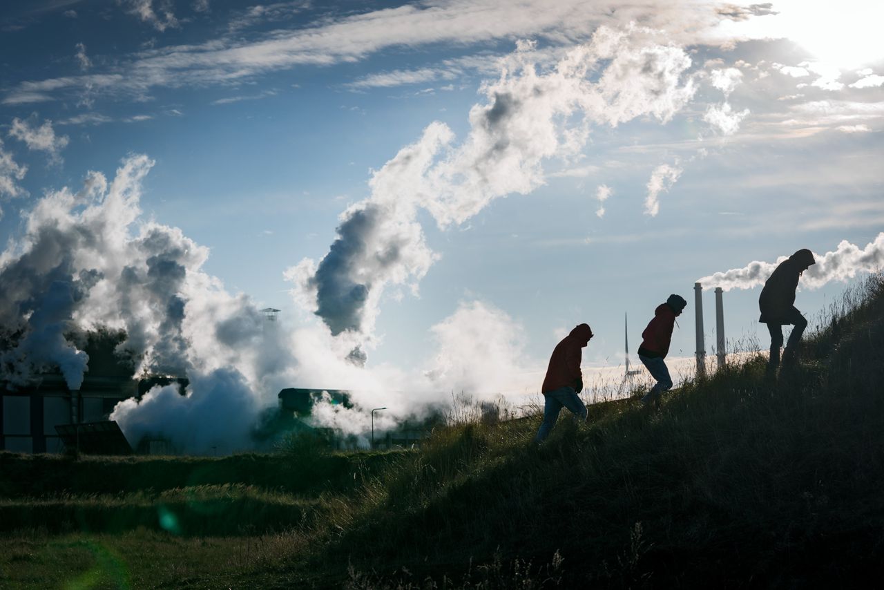 Het complex van Tata Steel in de duinen bij Wijk aan Zee. Een dinsdag voor het Europees Parlement aangenomen pakket klimaatmaatregelen maakt de uitstoot van CO2 een stuk duurder.