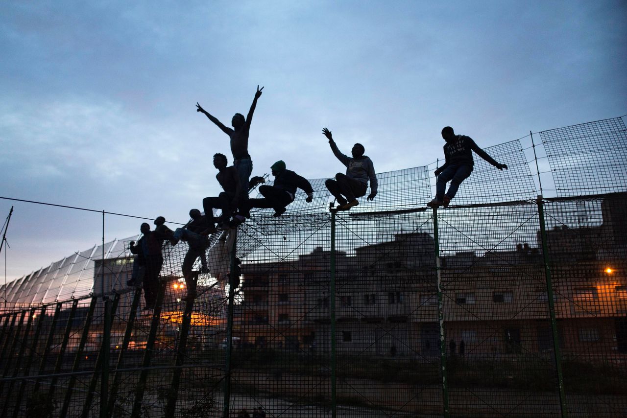 Europa werkt aan nieuw migratiebeleid waarbij het lastiger zou moeten worden voor migranten om na aankomst in de EU te kunnen doorreizen. Hier proberen migranten het hek dat Marokko en de Spaanse enclave Melilla scheidt, over te klimmen.