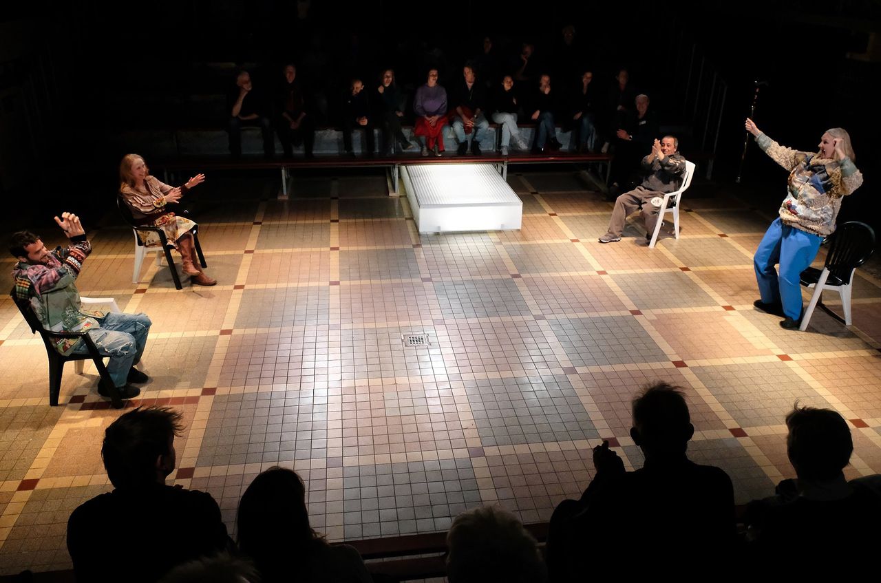 Scène uit de voorstelling ‘Onder de rook van de Hoogovens’ door theatergroep De Vlammende Eend.