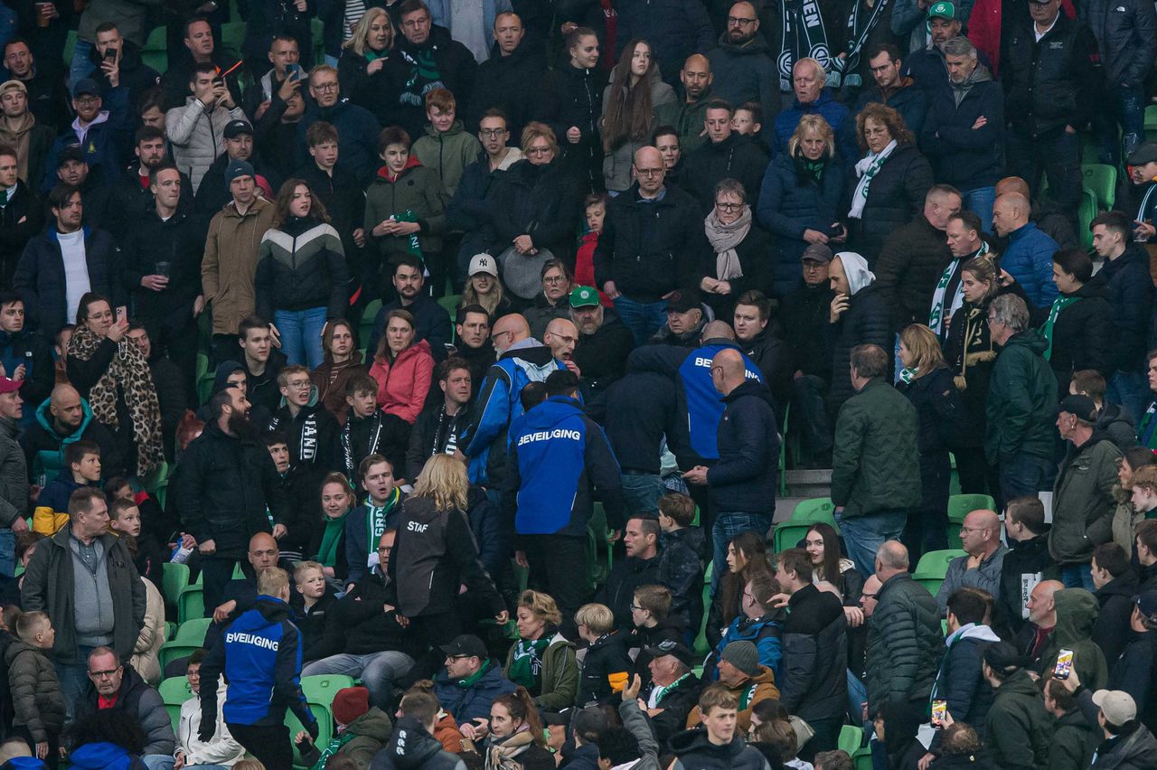 Een supporter wordt afgevoerd door de beveiliging tijdens de Nederlandse eredivisie wedstrijd tussen FC Groningen en NEC.