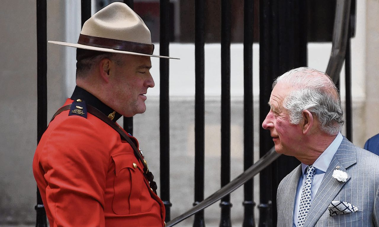 Prins Charles, op bezoek bij het Canadian House in Londen.