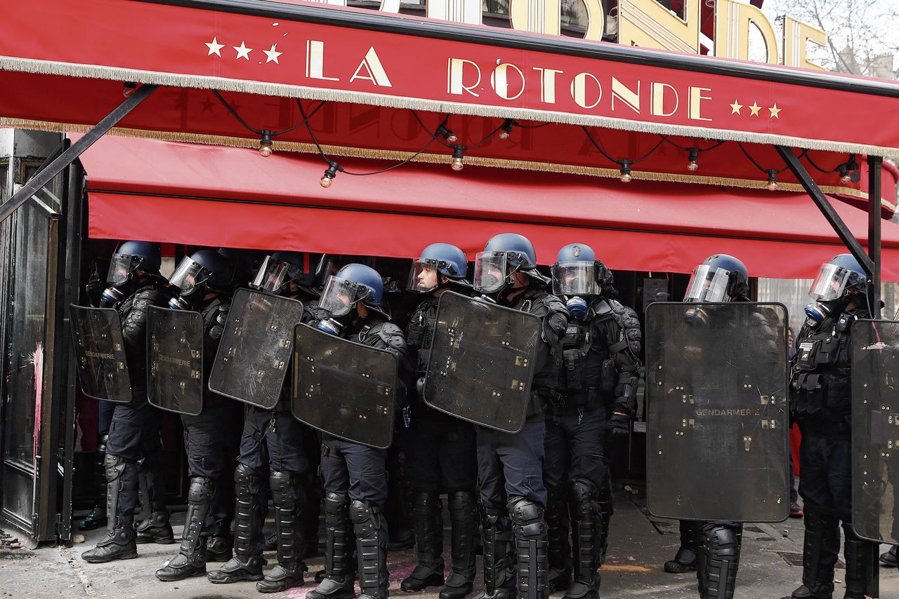 Oproerpolitie beschermt het restaurant La Rotonde tijdens recente protesten in Parijs.