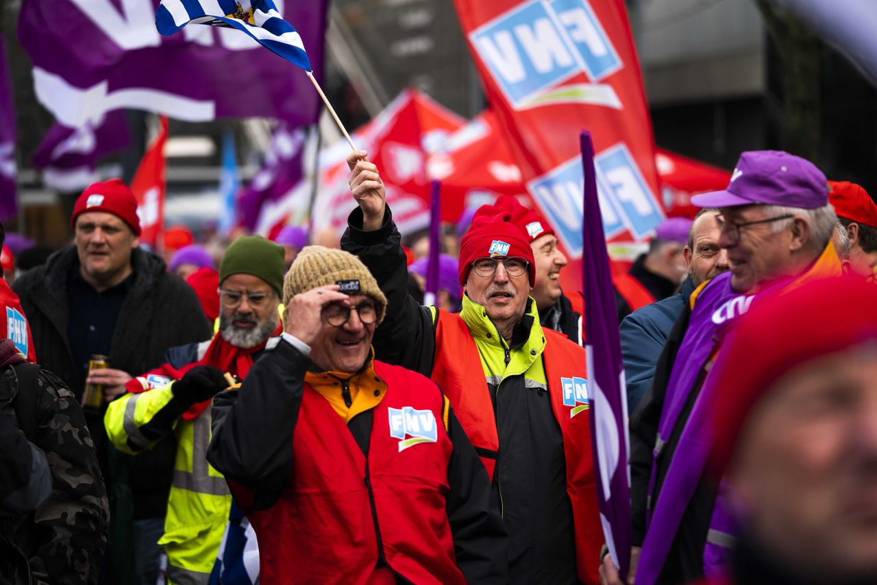 Buschauffeurs tijdens een landelijke manifestatie op het Utrechtse Jaarbeursplein.