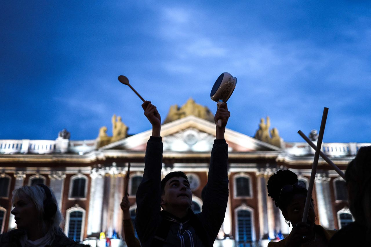 Demonstranten verstoren al slaande met pollepels op pannen toespraken en bezoeken van onder meer president Emmanuel Macron of andere ministers van zijn kabinet uit onvrede met alle regeringsplannen.