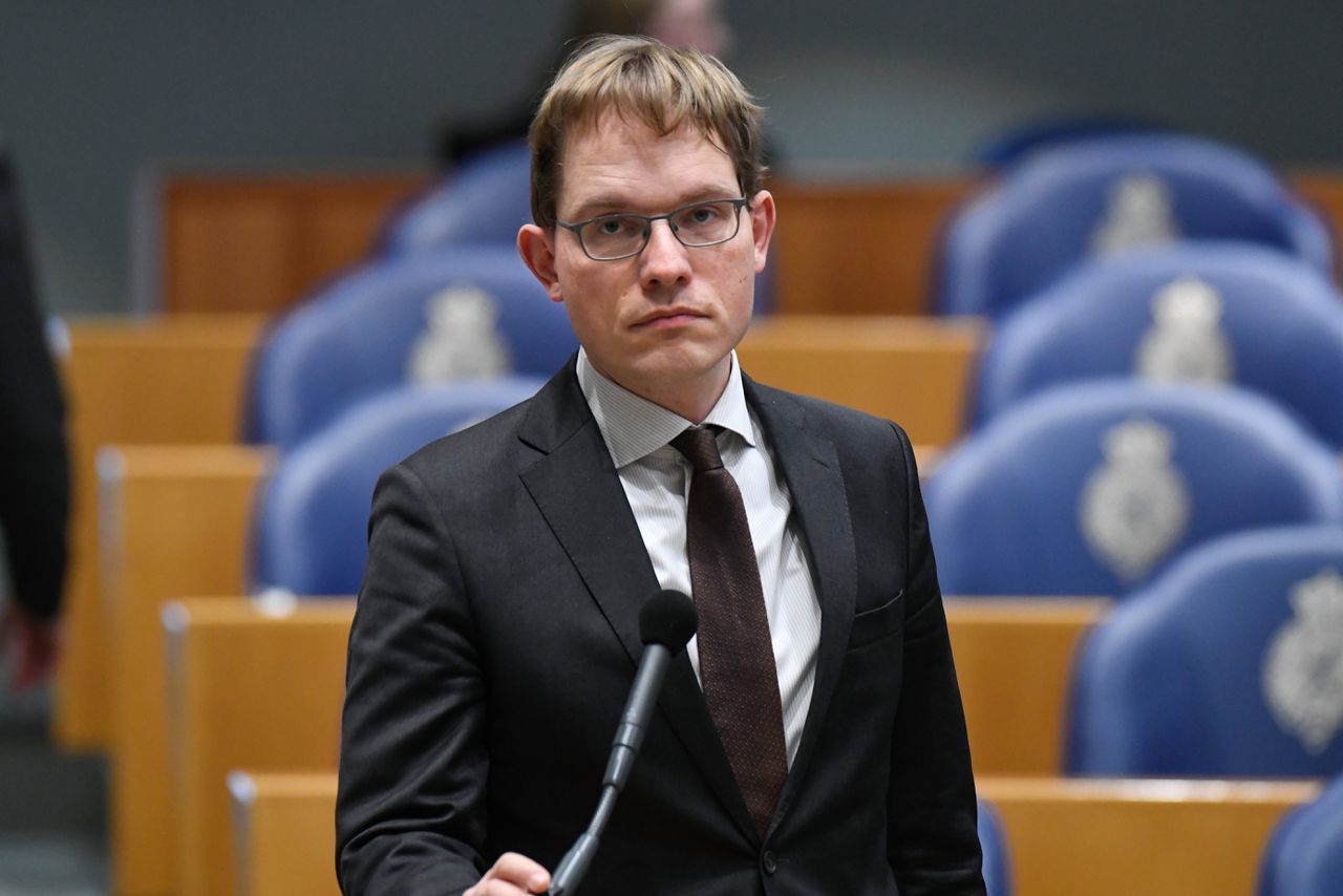 Forum voor Democratie-Kamerlid Pepijn van Houwelingen krijgt de boete omdat hij vorig jaar een bewerkte foto deelde waarop twee ministers met een nazivlag te zien waren.