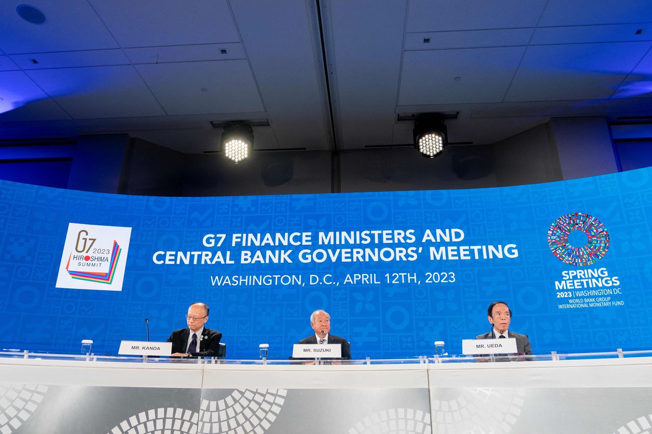 De Japanse onderminister van Financiën Masato Kanda, minister van Financiën Shunichi Suzuki en gouverneur Kazuo Ueda van de Japanse centrale bank tijdens een persconferentie van de G7 in Washington.