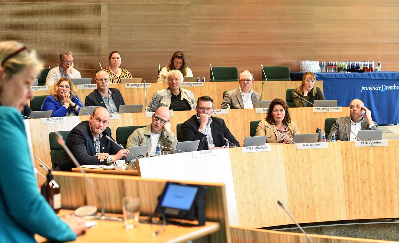 De verkenner in de provincie Drenthe, Astrid Nienhuis presenteert haar bevindingen aan de Statenleden in Assen.