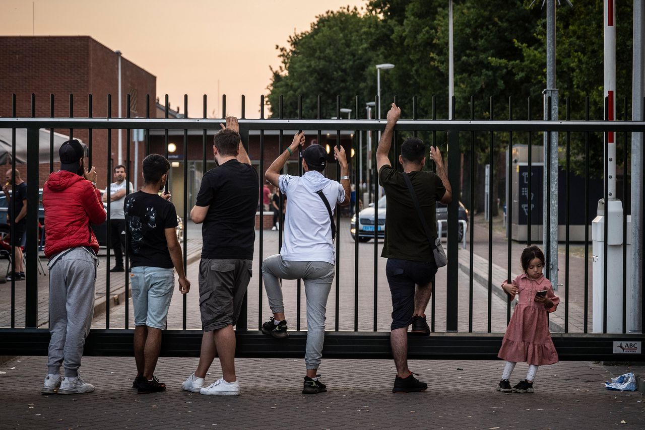 Asielzoekers bij het aanmeldcentrum in Ter Apel. Vorig jaar sliepen hier vaak mensen buiten.