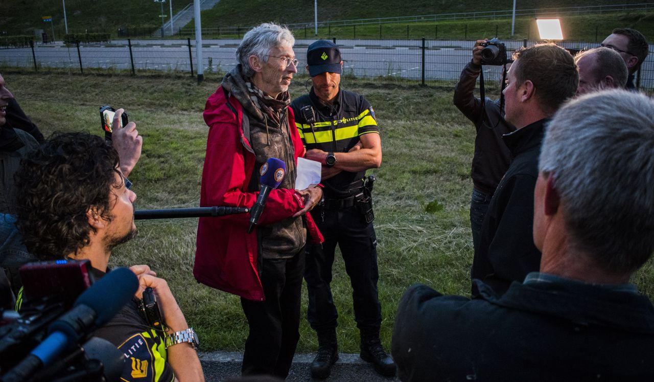 Johan Vollenbroek van de milieuactiegroep MOB praat met demonstrerende boeren die hem een brief hebben gebracht.