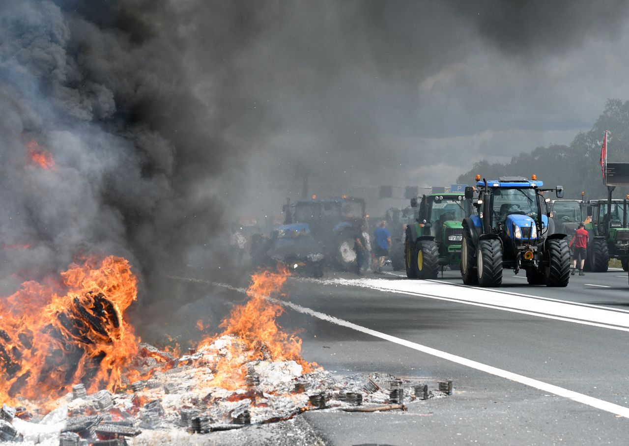 Boeren van onder andere Farmers Defence Force blokkeren de A1 bij Bathmen.