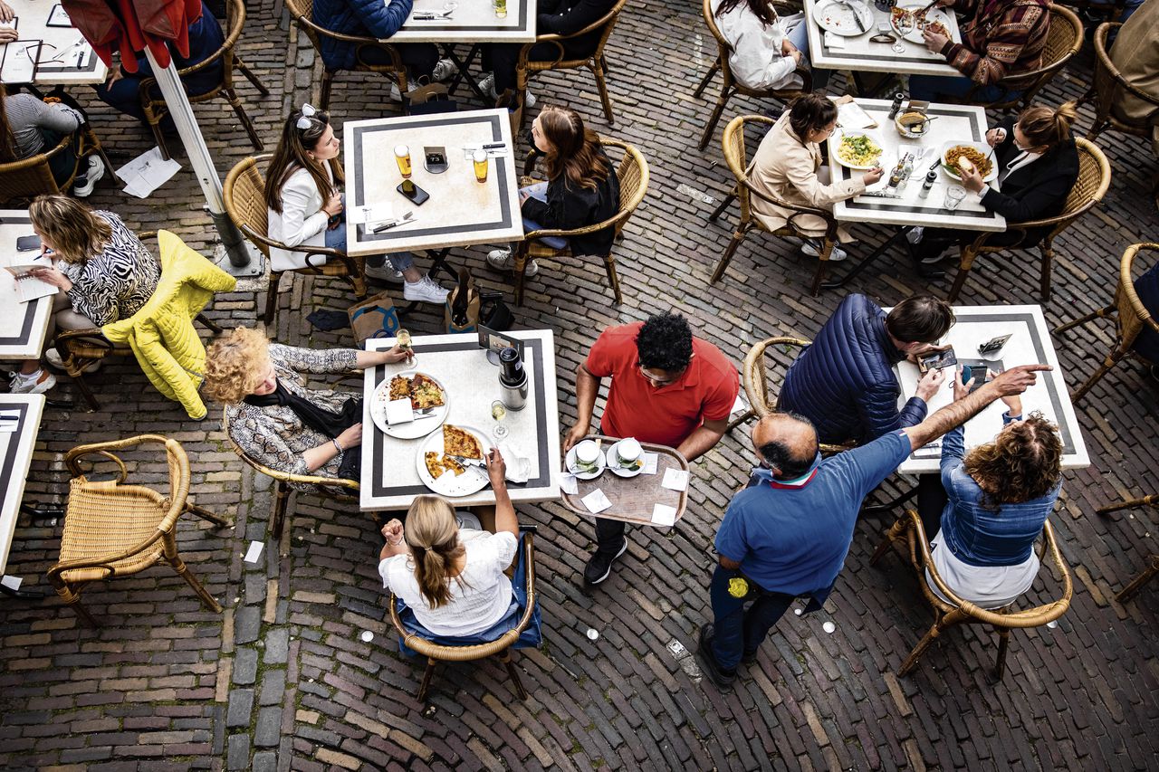 Terras van een café in de Utrechtse binnenstad. In de horeca namen de cao-lonen het meest toe, met 8 procent.