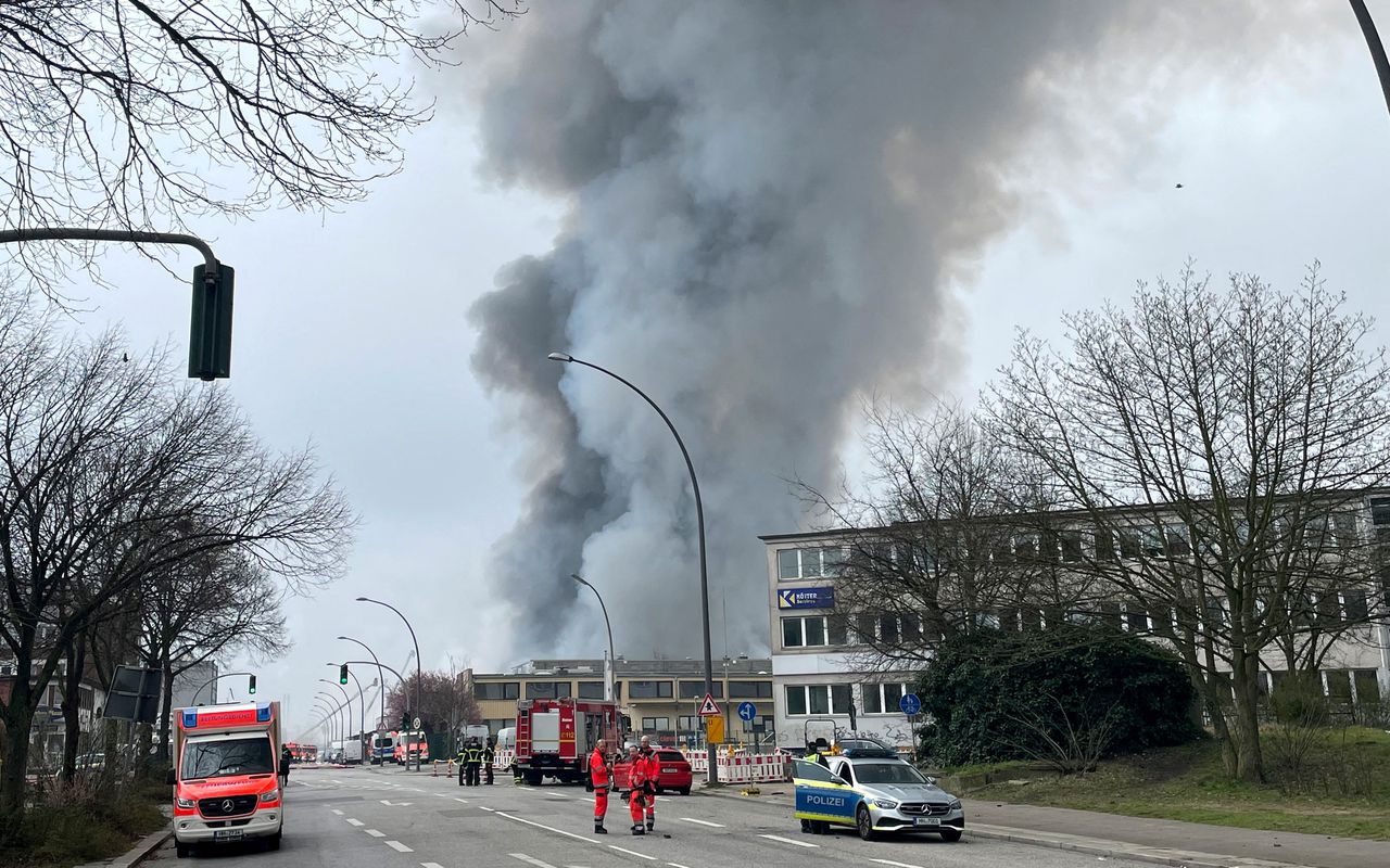 De brand ontstond op een bedrijventerrein in het oosten van Hamburg.